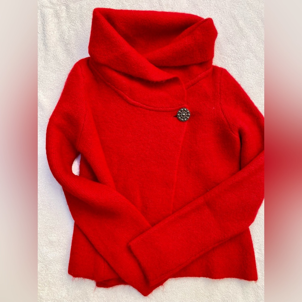 Single button wrap shawl collar sweater by Adrienne
Vittadini, red color size s